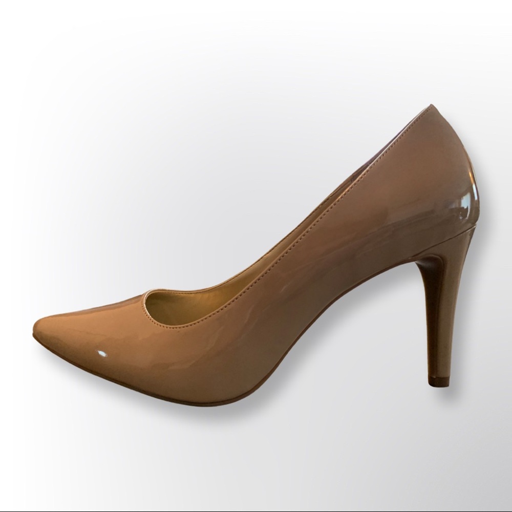 New In Box, Size 9W, Natural/Tan Bandolino Heels. - Picture 5 of 8